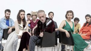 Foto degli attori coi costumi di Sogno di una notte di mezza estate